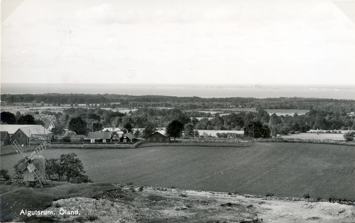 Fotot förmodligen tagits från kyrktornet med en stubbkvarn och Kalmarsund i bakgrunden.