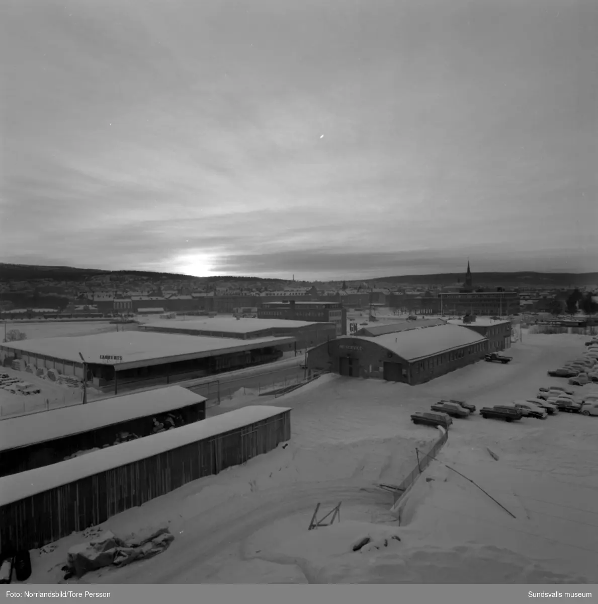 Vy in mot staden mot sydväst med Laurents byggnader och Fröberg & Sjöbergs bilanläggning vid Heffnersvägen i förgrunden.