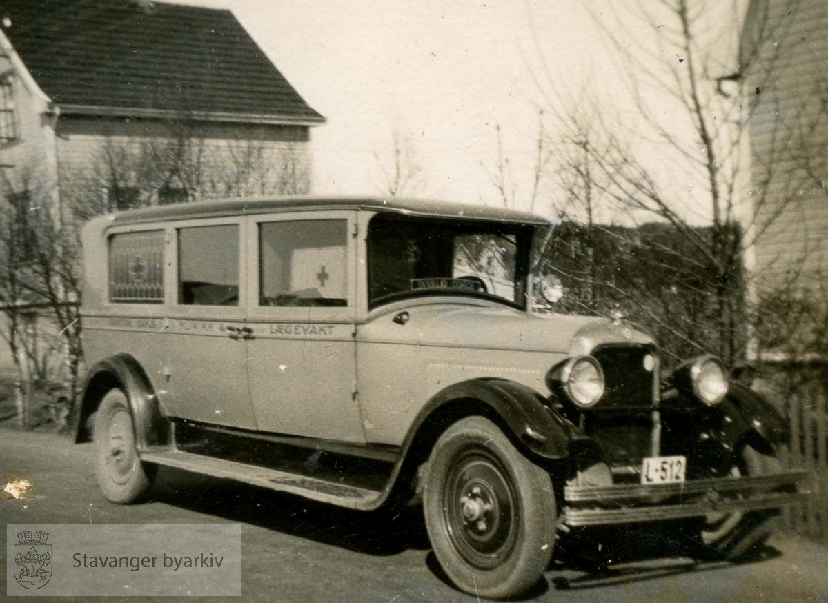 Sykebil tilhørende Dr. Dahls klinikk......Fra fotoalbum fra Dr. Dahls klinikk. Det tilhørte oversøster Sigrund Olsen. Dr. Eyvin Dahl drev klinikk i Birkelandsgata 2 i årene 1928-1931. Klinikken ble nedlagt da det ikke var mulig å få offentlig støtte. Eyvin Dahl var fra 1937 til sin død i 1962 stadsfysikus i Stavanger. Politisk tilhørte dr. Dahl arbeiderbevegelsens venstre fløy. Etter krigen sluttet han seg til kommunistpartiet.