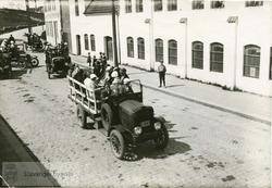 Staben fra Olsen & Co på utflukt i biler