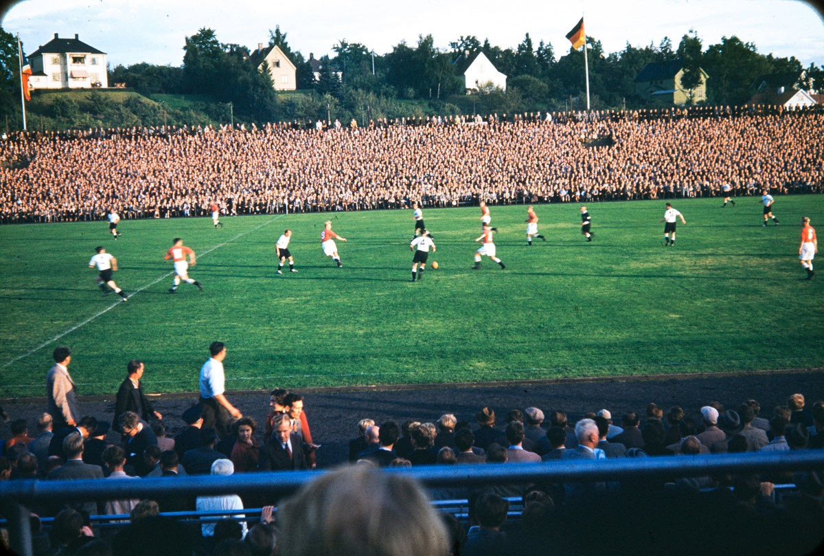 Fotballkamp på Ullevaal Stadion i Oslo. Antatt Norge mot Vest-Tyskland (1-3) i juni 1956.