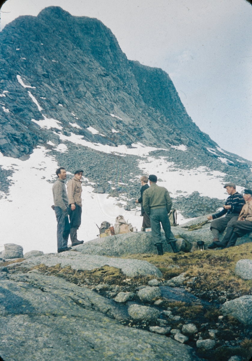 SV. Tvilling (De syv søstre), juni 1951. Flere personer, pust i bakken.