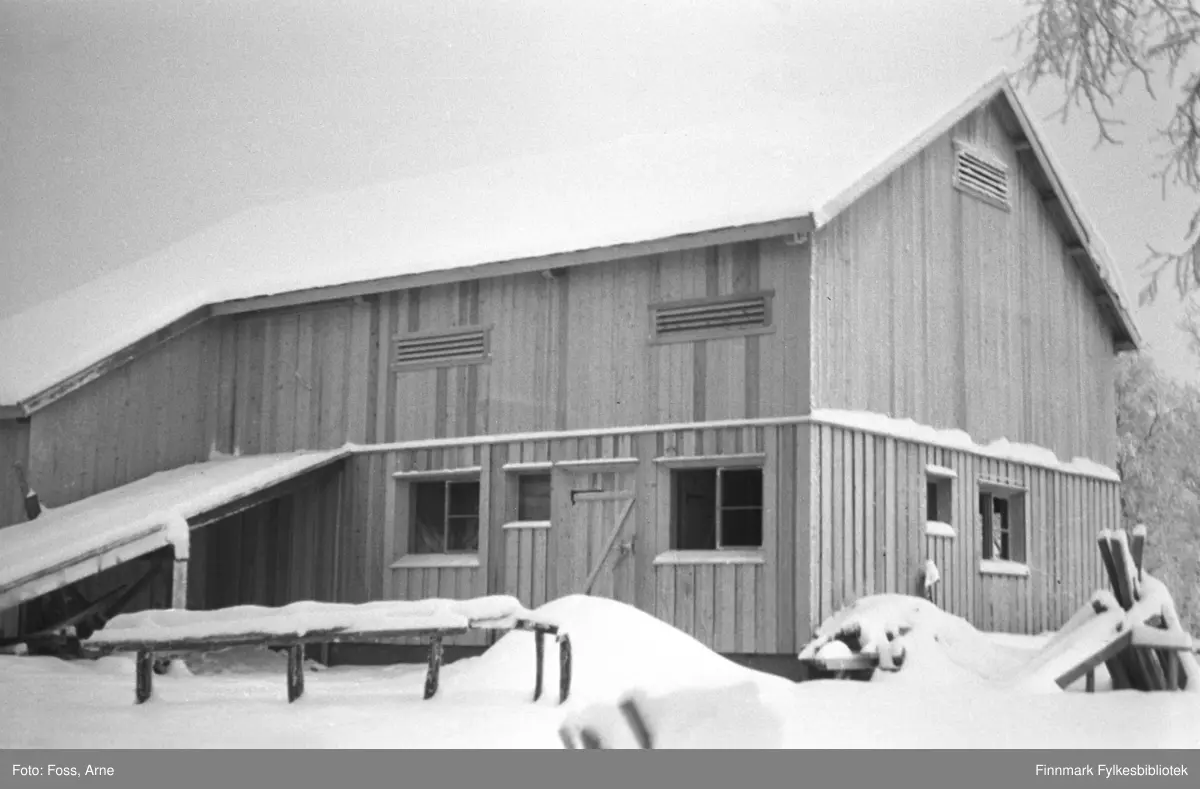 Fire bilder av et fjøs i Bonakas i Tana, november-desember 1946. (FBib.96005-221, FBib.96005-222, FBib.96005-223, FBib.96005-214).