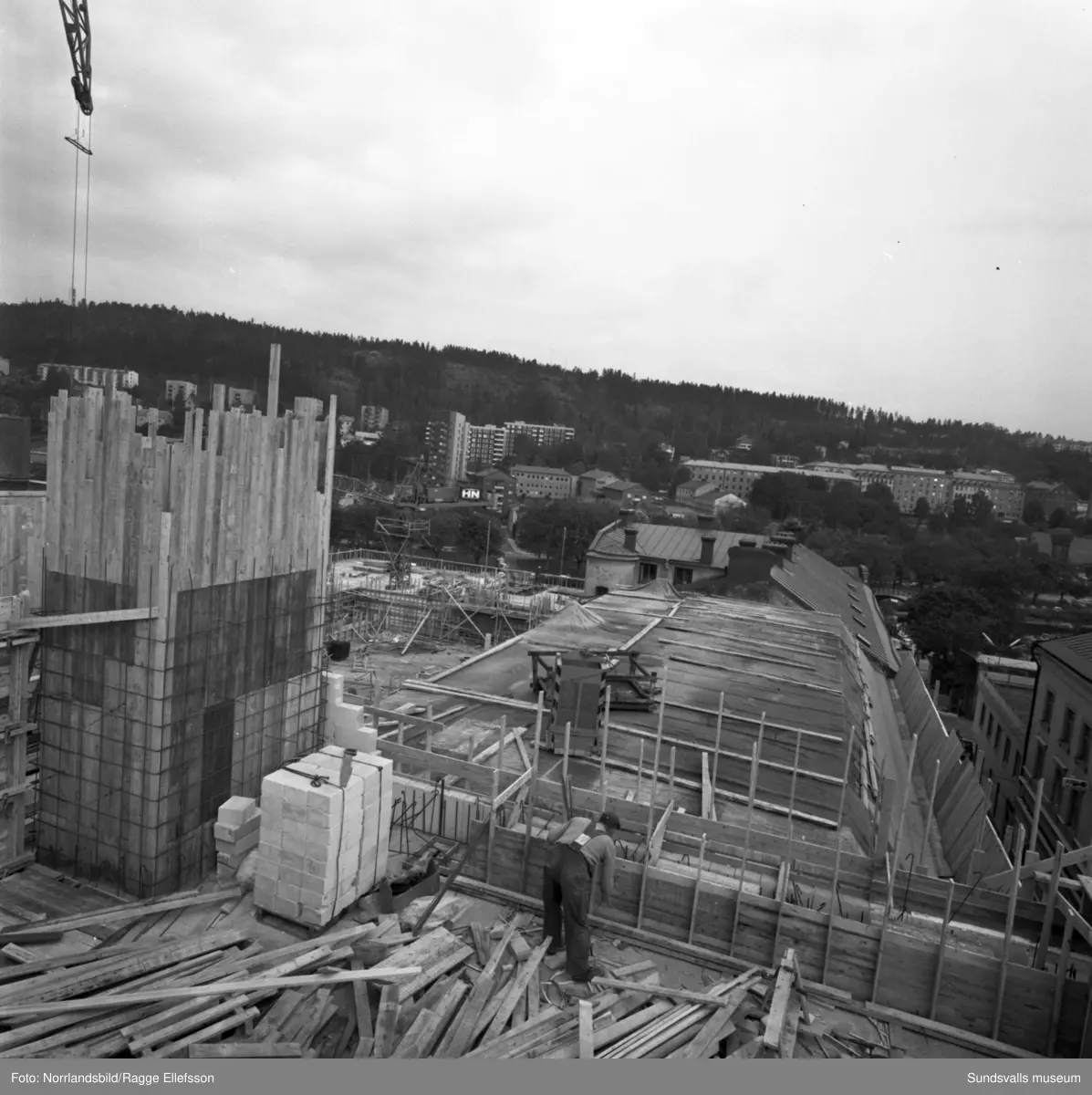Bygget av varuhuset Tempo i kvarteret Glädjen växer fram. Varuhuset invigdes i augusti 1966.