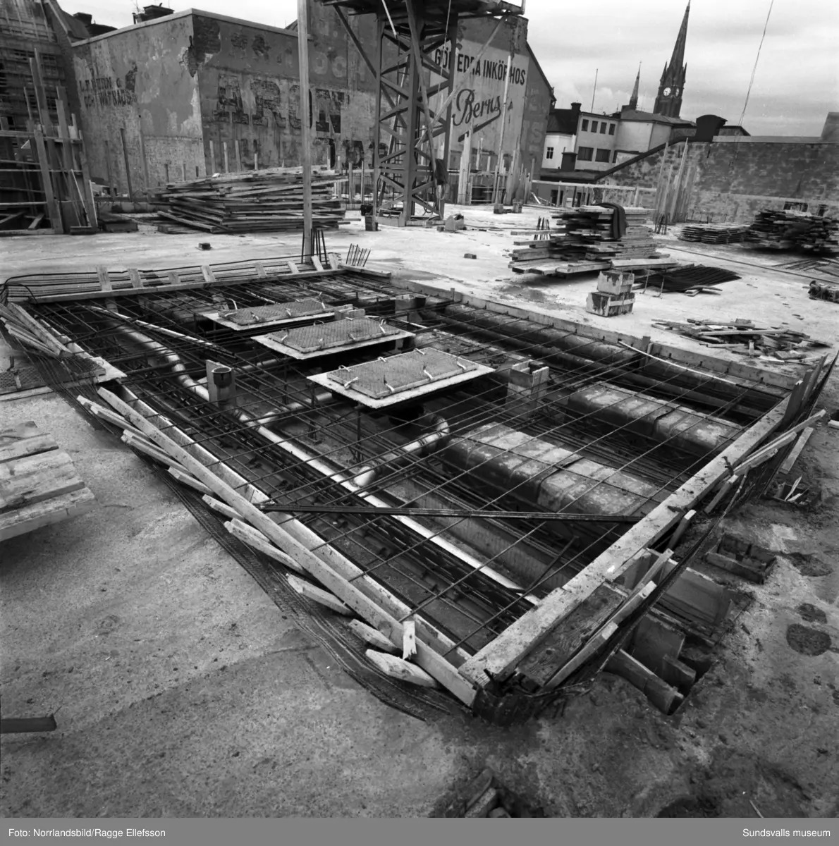 Bygget av varuhuset Tempo i kvarteret Glädjen växer fram. Varuhuset invigdes i augusti 1966.