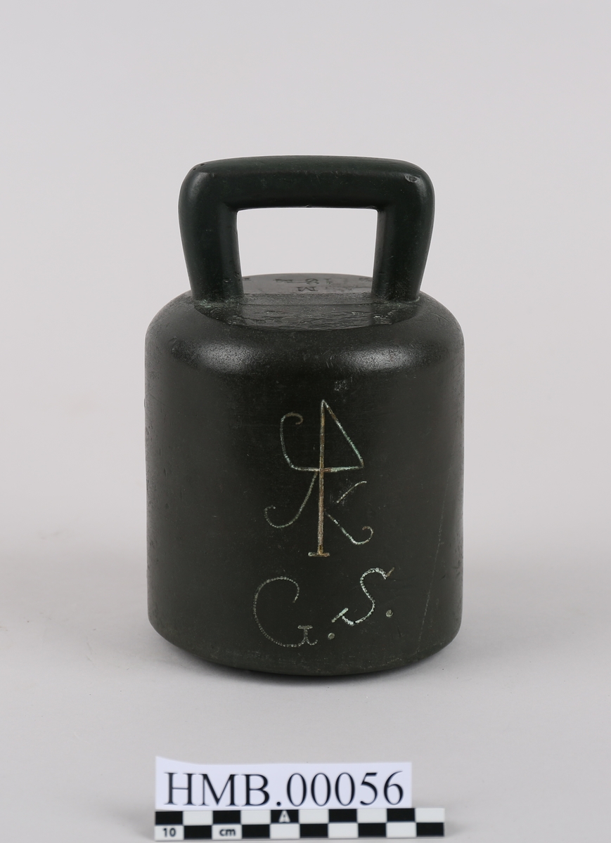 Sylinderformet. Monogram C5 er meget amatørmessig laget og kan være sekundær etterlikning av elddre lodd.