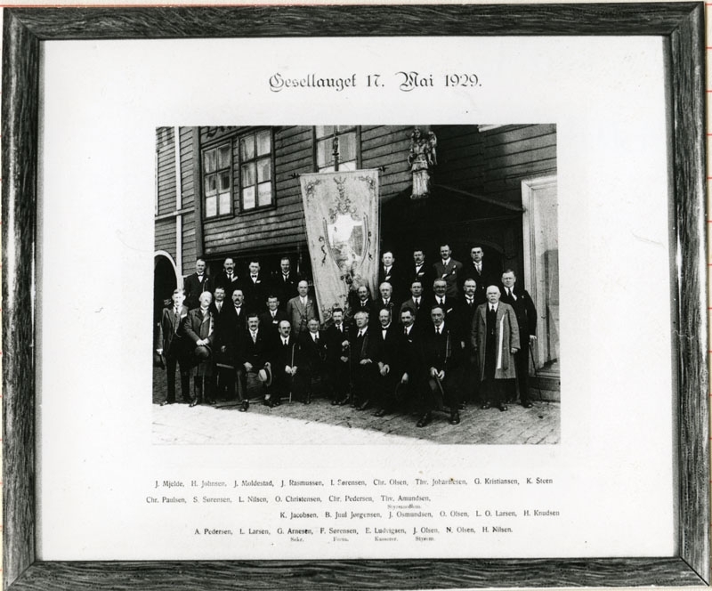 Geselllauget anno 1929. Navn finnes på bildet og på registreringskort.