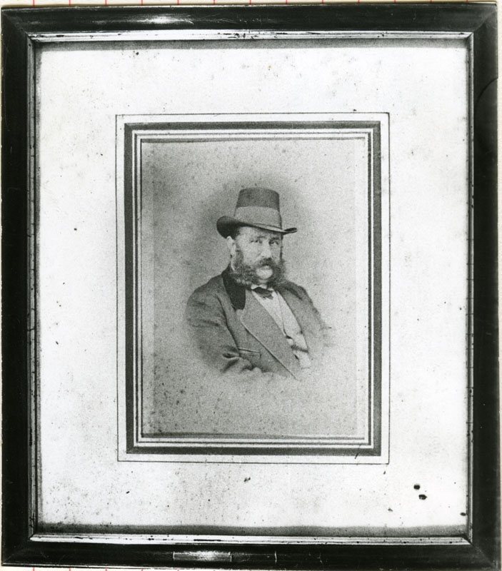 Brystportrett av Johan Wilhelm Olsen, ikledd hatt og frakk. Ansiktet er vendt mot fotografen.