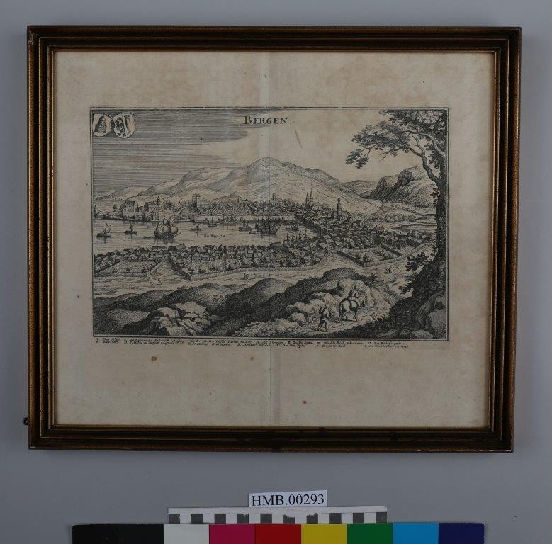 Bergen sett fra vest omtrent fra Klosteret, ca. 1580. På himmelen er det skrevet "Bergen". Denne versjonen av Sholeus-trykket skiller seg fra HMB.00293 blant annet ved at stokkegjerdet er satt opp annerledes og ved at motivet helt i forgrunnen er ulikt.