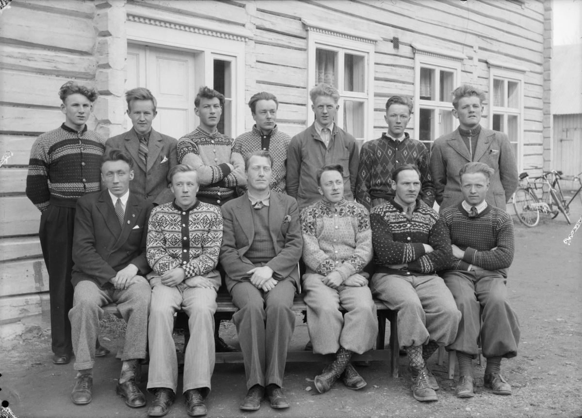 Elever og lærer Hans Ødegård ved Hjerleidske Husflidsskole avdeling Mosjordet, Dovre