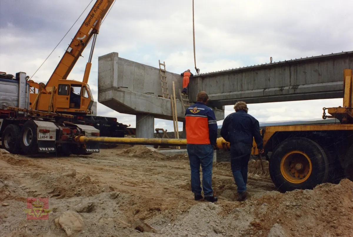 Betongbjelken er kommet på plass på bilde 1 og 2.