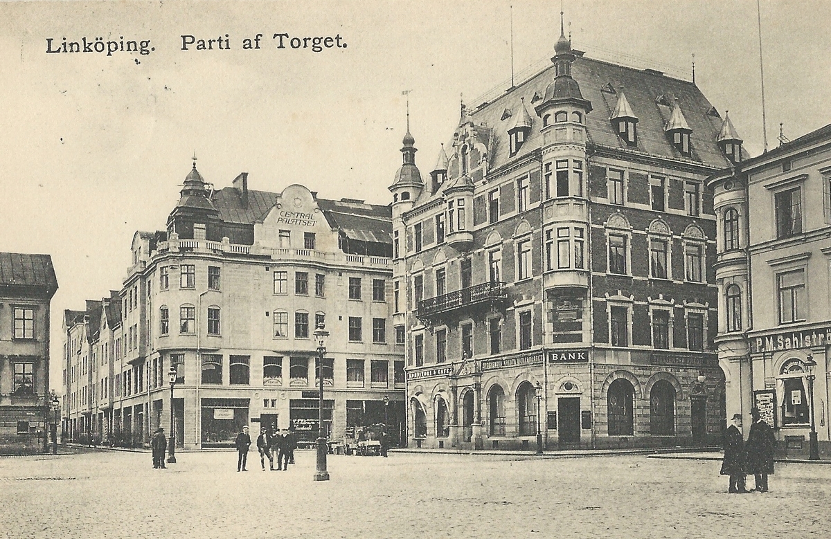 Vykort från Stora torget i Linköping .
gatuvy,  Stora torget, Centralpalatset, John O Nilssons hus, 
Poststämplat ?
Nilssons ljustryckeri Stockholm