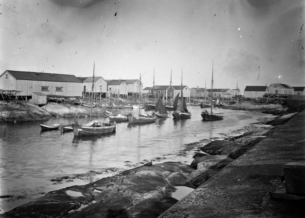 Herøy, Sandsundvær. "Kjilo", sundet mellom holmene, sett fra moloen på Vardetangen med Påskeskjæret til venstre, og Innerloddet mot høyre. Det er ikke kommet rekkverk på moloen. Moloen kom i 1907 og rekkverket i 1913.