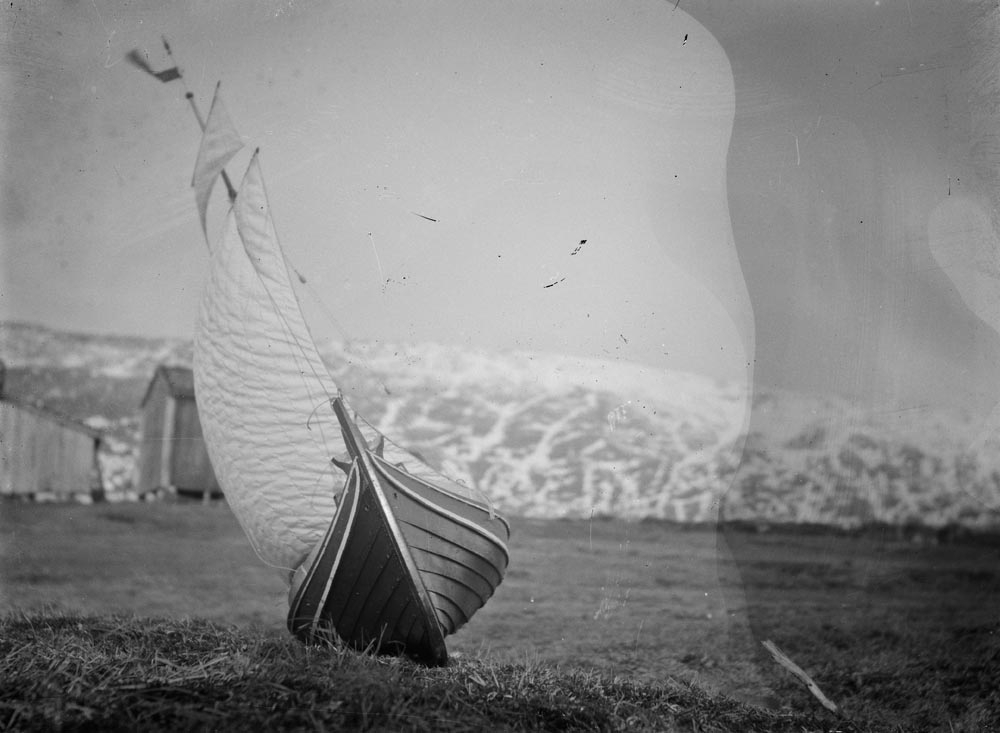 Leirfjord, Ulvangen, Myrvang. Kornelius Myrvang sin modell av en fembøring. Fotografert i grasset nedenfor husene på Myrvang.