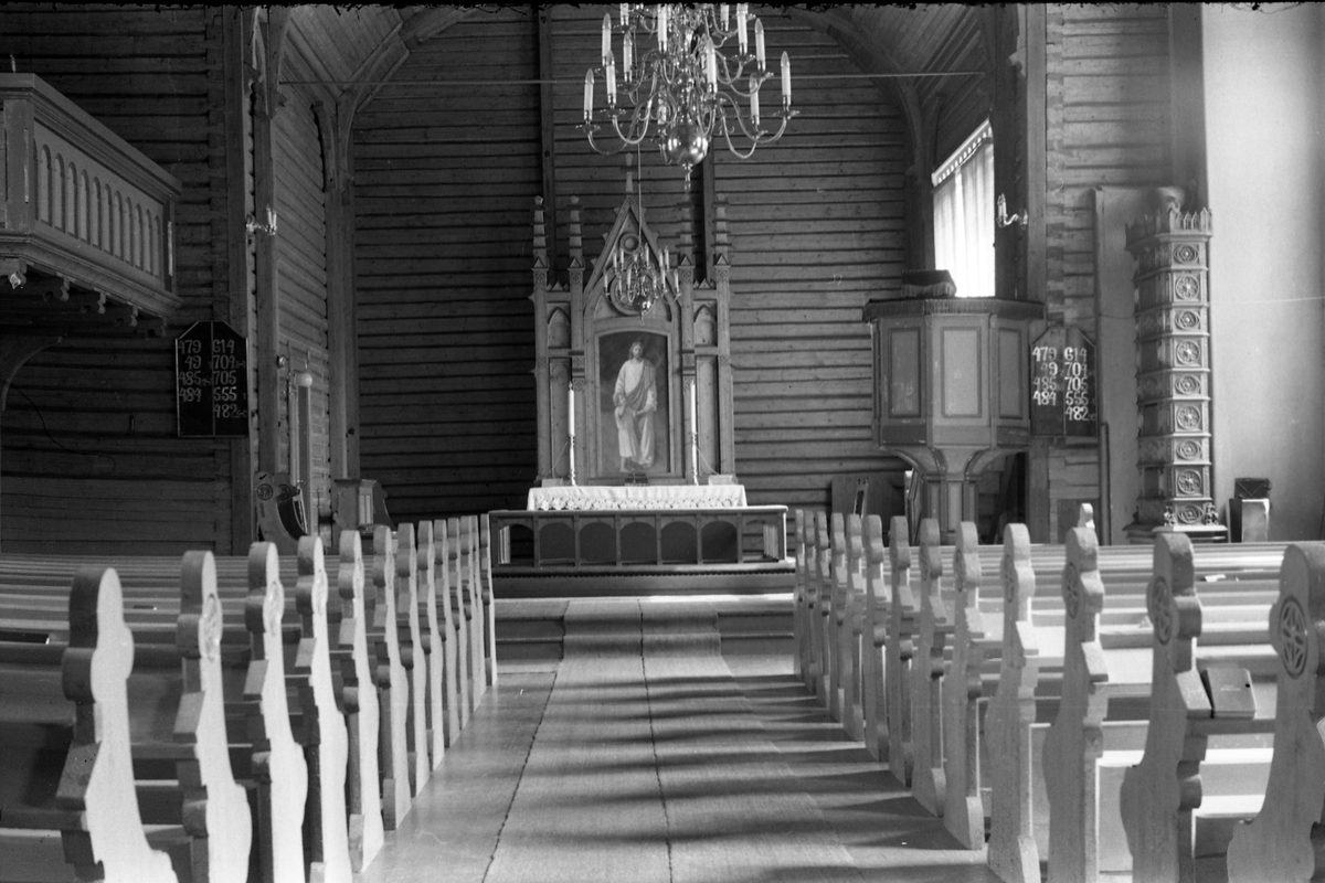 Sju interiørbilder fra Nordlien kirke i Østre Totenjuli/august 1957. Fire bilder i retning alteret, to mot inngangen.