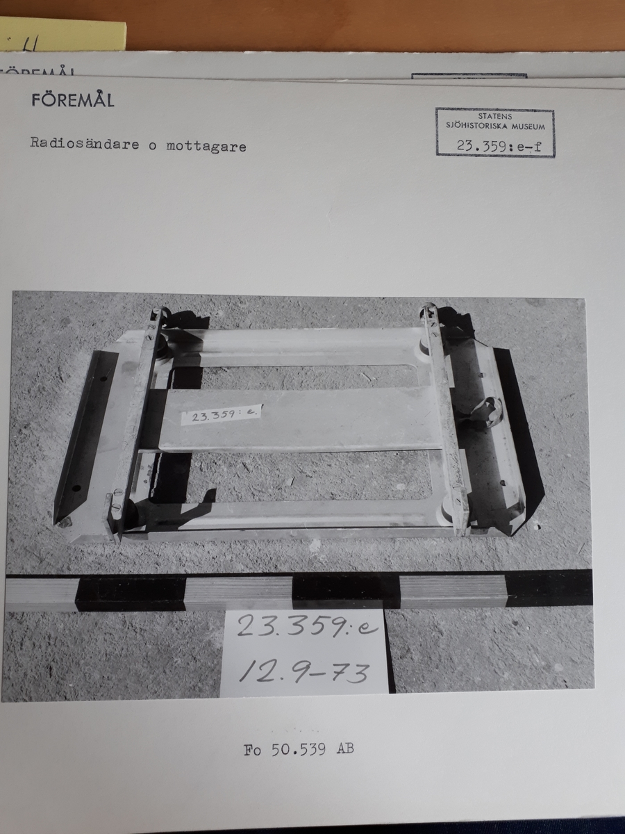 Kommunikationsradio: radiosändare och mottagare i 9 delar från ubåten Sjöhästen byggd 1940. Del E avser monteringsram 1.