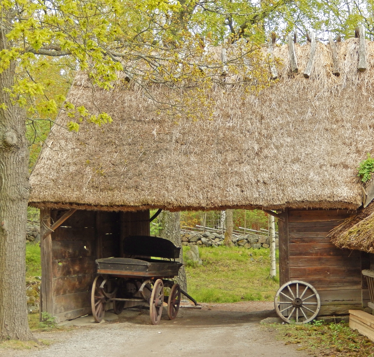 Porten på Oktorpsgården är uppförd i skiftesverk. Fasaden är omålad. Byggnaden har ett sadeltak, täckt med halm. Byggnaden var tidigare en vedbod, men i samband med flytten till Skansen byggdes vedboden om till port genom att två väggar togs bort.

 Porten (egentligen vedboden) flyttades till Skansen 1896 från Oktorps by i Slöinge socken, Årstads härad i Halland.