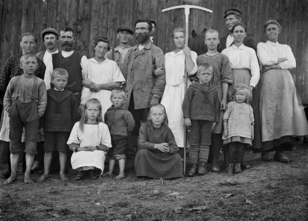 Leirfjord, Ulvangen, Lien. Slåttekarene og jentene på Lien. Anders Jørgen Andersen, i midten med skjegg, med hele sitt mannskap. Jenta i hvit kjole t.v. for han er ant. datteren Klara Andersen, og bak t.h. med lue sønnen Hans Andersen. Hesten er også med på bildet.