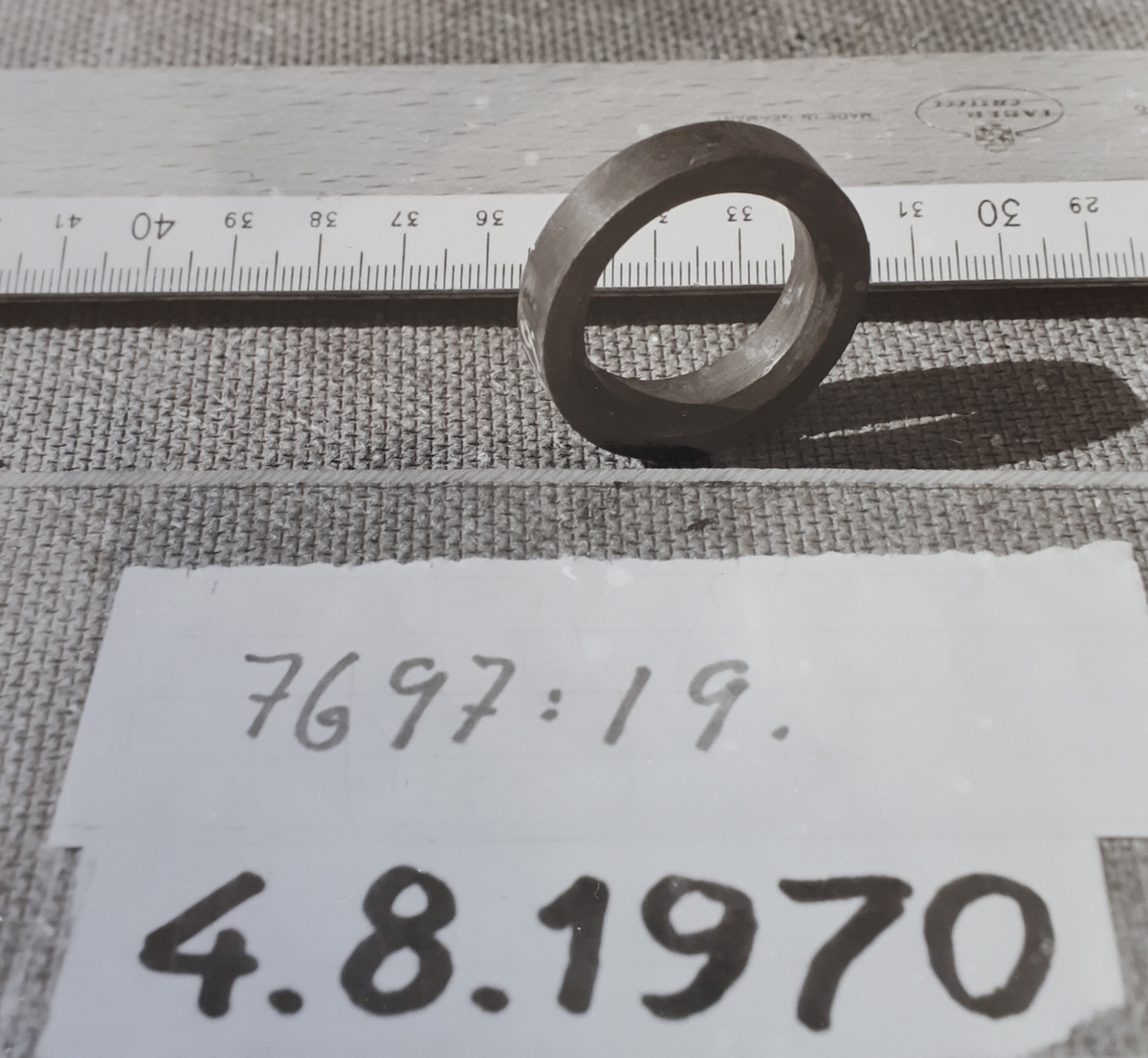 Tätring av koppar med konisk ursvarvning. Tillhöra kanon som tillhört 3:e klassens pansarbåt Gerda (delnr 1). Tillverkad av stål och vinkelböjd med sexkantig tapp.