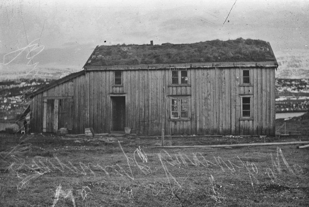 Leirfjord, Ulvangen, Myrvang. Bolighuset på gården Myrvang.