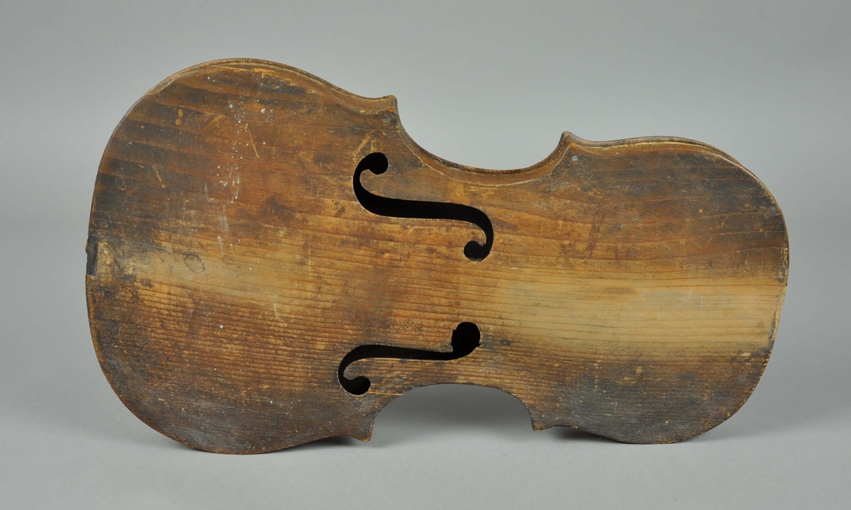 Filion uten strenger. Halsen er ikke festet, heller ikke strengefestet. Fiolinen er limt, se baksiden øverst.