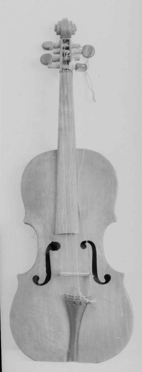 Filion uten strenger. Halsen er ikke festet, heller ikke strengefestet. Fiolinen er limt, se baksiden øverst.