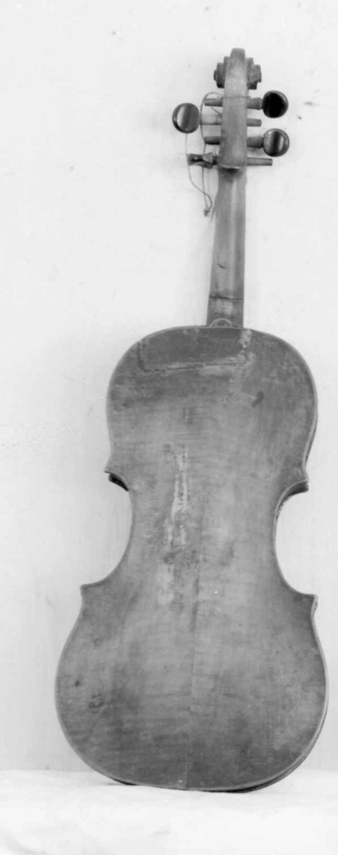 Filion uten strenger. Halsen er ikke festet, heller ikke strengefestet. Fiolinen er limt, se baksiden øverst.