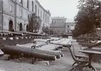 Trofékanoner utanför byggnader för Artillerimuseum (nuvarande Armémuseum) och Artilleri- och ingenjörhögskolan i Stockholm.