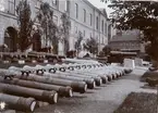 Trofékanoner utanför byggnader för Artillerimuseum (nuvarande Armémuseum) och Artilleri- och ingenjörhögskolan i Stockholm.