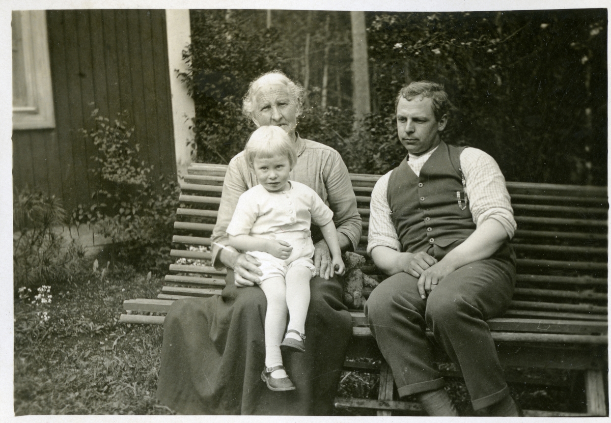 Himmeta sn, Tveta.
"Farmor, Nils och Gösta". Sittande på trädgårdsbänk framför huset.