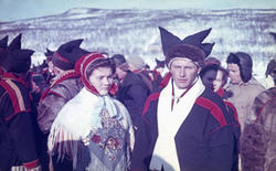 Brudeparet Samuel og Sofie Anthi fra Laksjok utenfor Polmak 