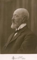 Kabinettfoto av Anton Sophus Bachke, født 20. juni 1883, i M