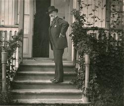 Bilde 514 a1-a2 er et postkort og viser Anton Sophus Bachke 