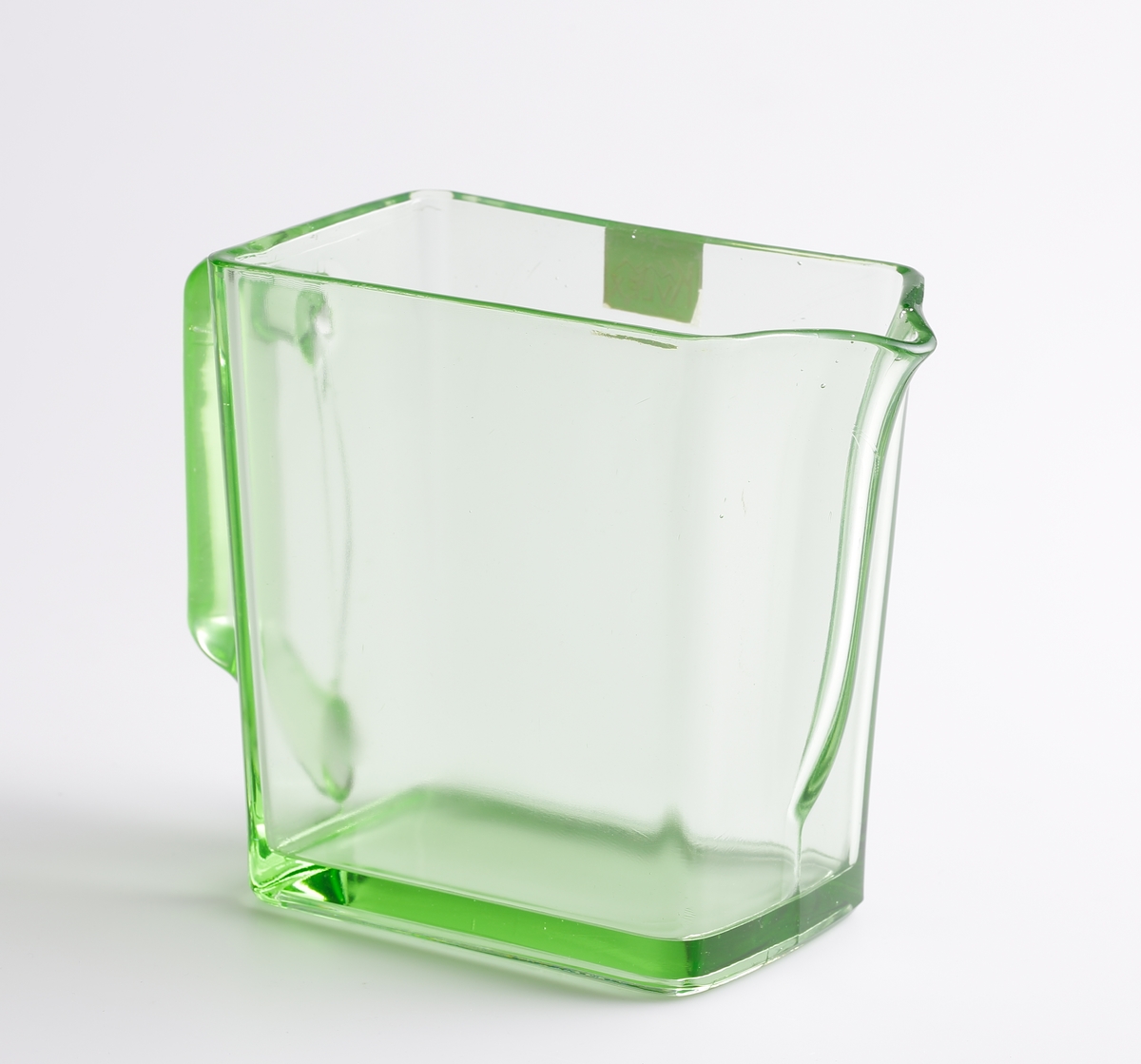 Rektangulär, stor kanna/kylskåpsglas. Närmast en kub med handtag på ena kortsidan och snip på den andra. Rektangulär etikett i grönt och silver med text "Gullaskruf Kylex Swedish".

Inskrivet i huvudkatalogen 1980.