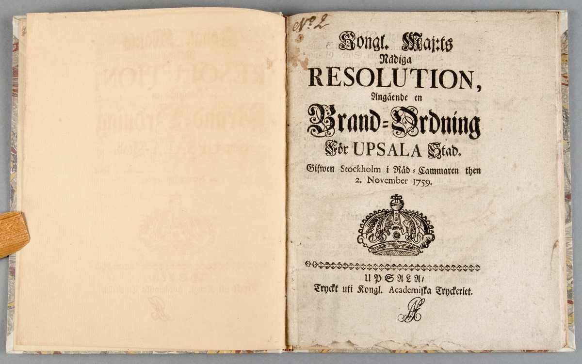 Häfte. Kongl. Maj:ts nådiga resolution angående en Brandordning för Upsala Stad. Daterad 1759. 15 sidor. Har vid senare tid bundits in i grå/gul/röttflammigt band.