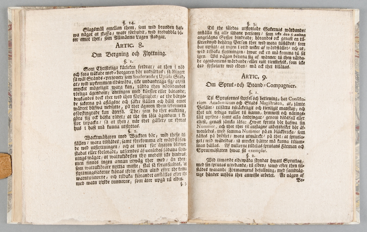 Häfte. Kongl. Maj:ts nådiga resolution angående en Brandordning för Upsala Stad. Daterad 1759. 15 sidor. Har vid senare tid bundits in i grå/gul/röttflammigt band.