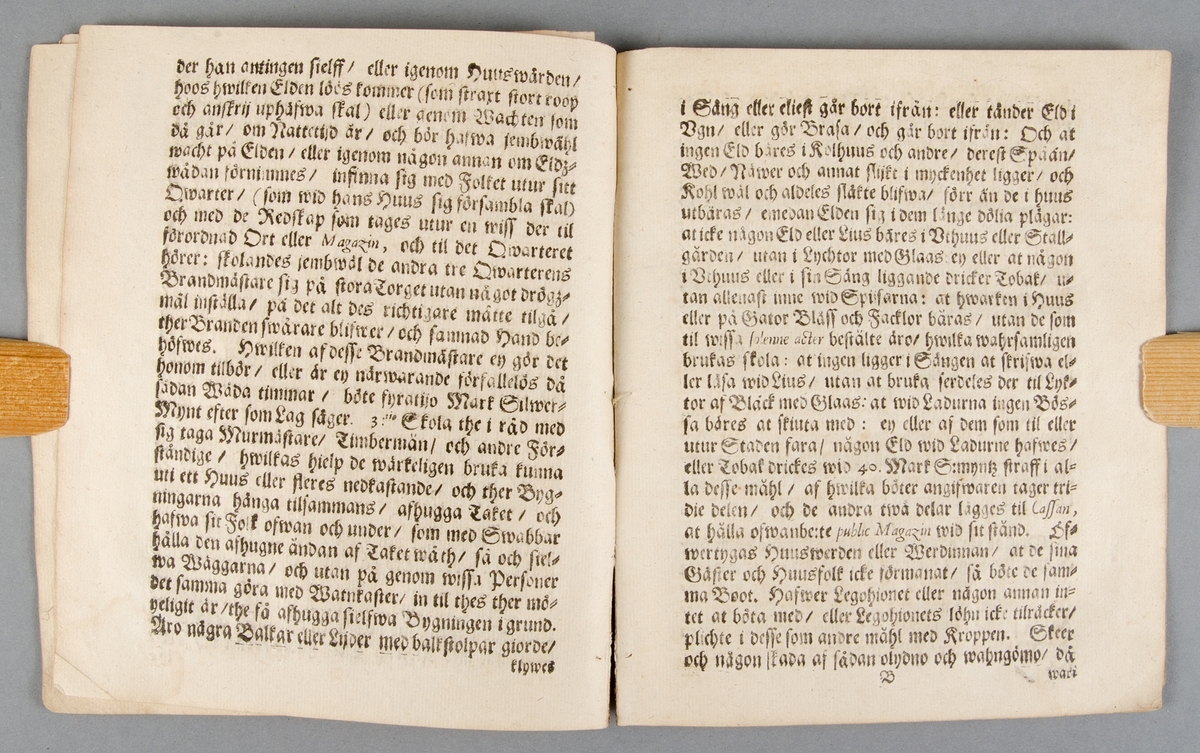 Brandordning för Uppsala stad i två exemplar; bok respektive häfte (utriven ur pärmar). Upsala Stads Brandordning, daterad 1692, tryckt 1694. 10 sidor. Boken har en senare inbindning i brunflammigt klotband.