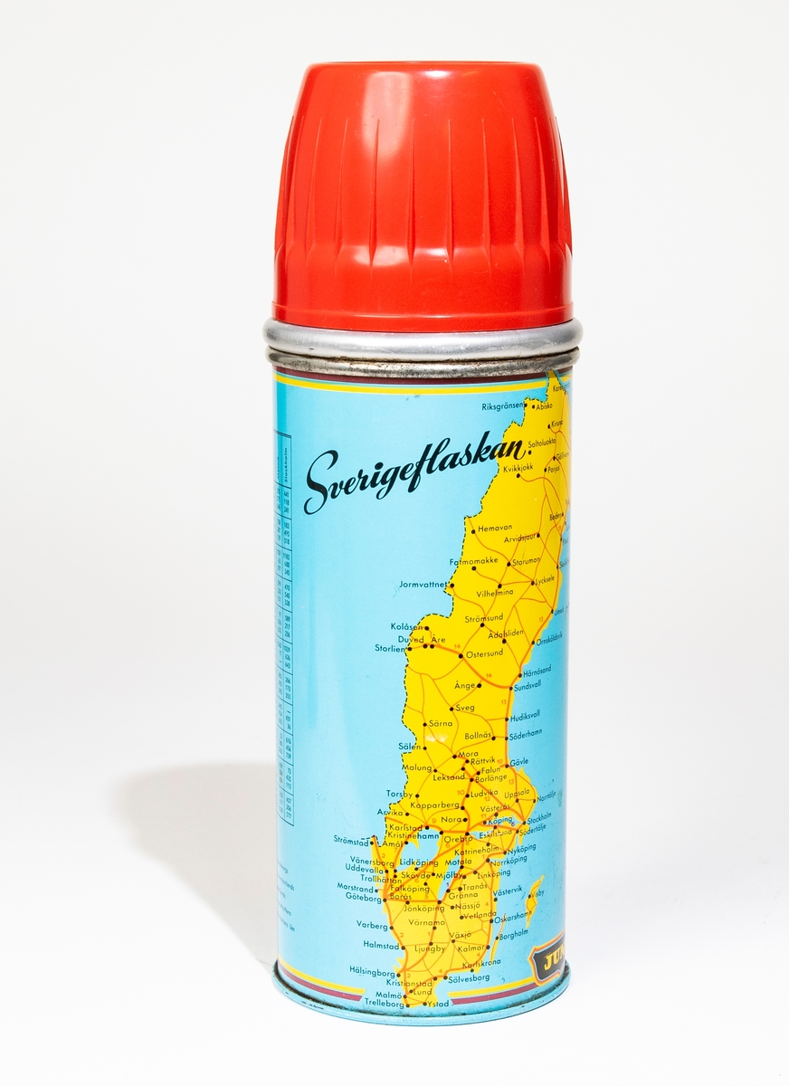 Termos dekorerad med en Sverigekarta mot turkos botten och texten "Sverigeflaskan" med svarta bokstäver på ena sidan. I kartans nedre del till höger står tillverkarens namn "June". På baksidan finns en tabell med avstånd i kilometer mellan vissa orter i Sverige samt länens bokstavsbeteckningar.