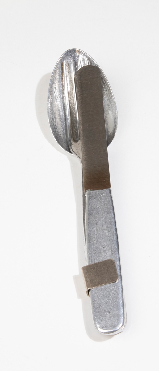 Gaffel av lättmetall. Hör ihop med sked (JM 54960:1), kniv (JM 54960:2) och förpackning (JM 54960:4).
