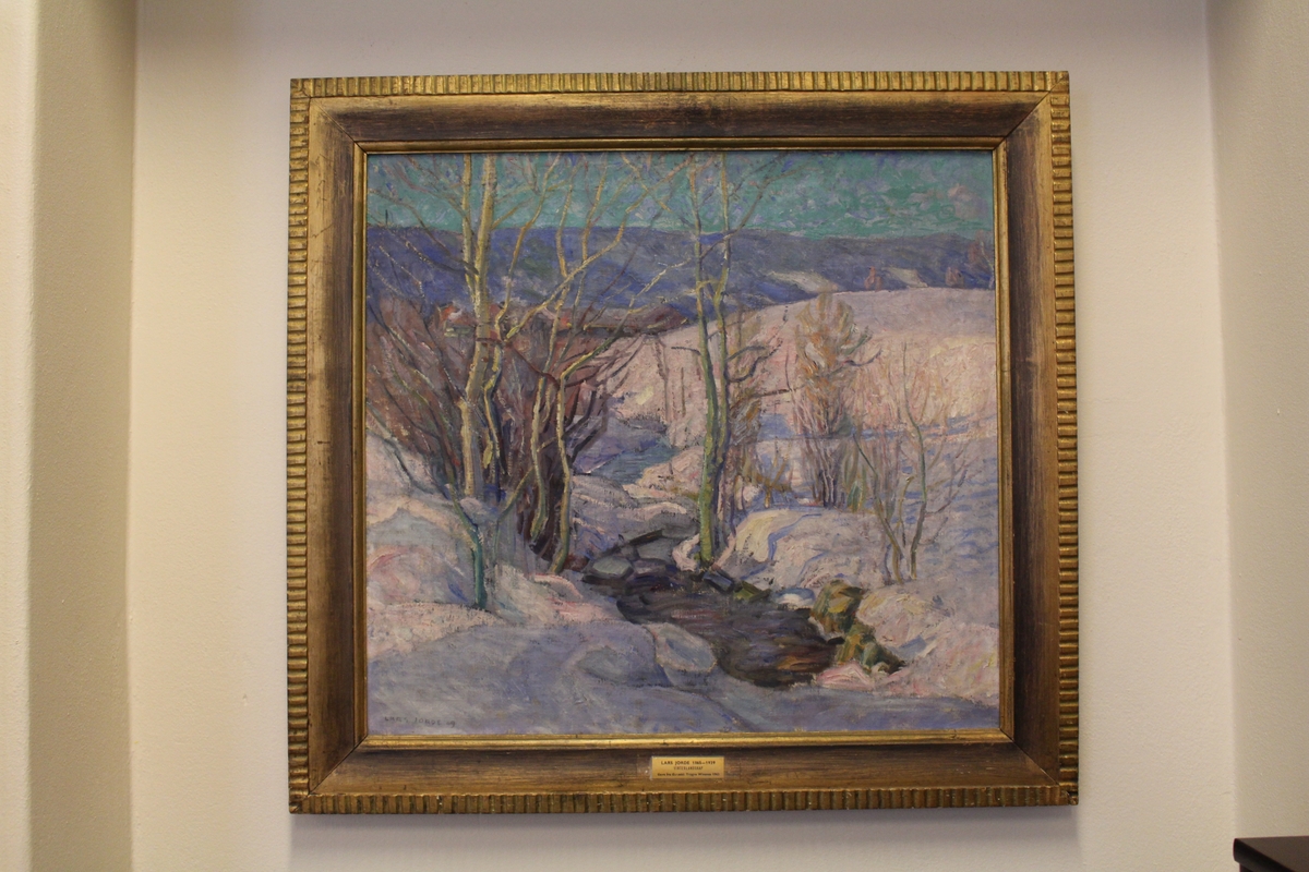 Snøkledde fjell med sol inn fra venstresiden