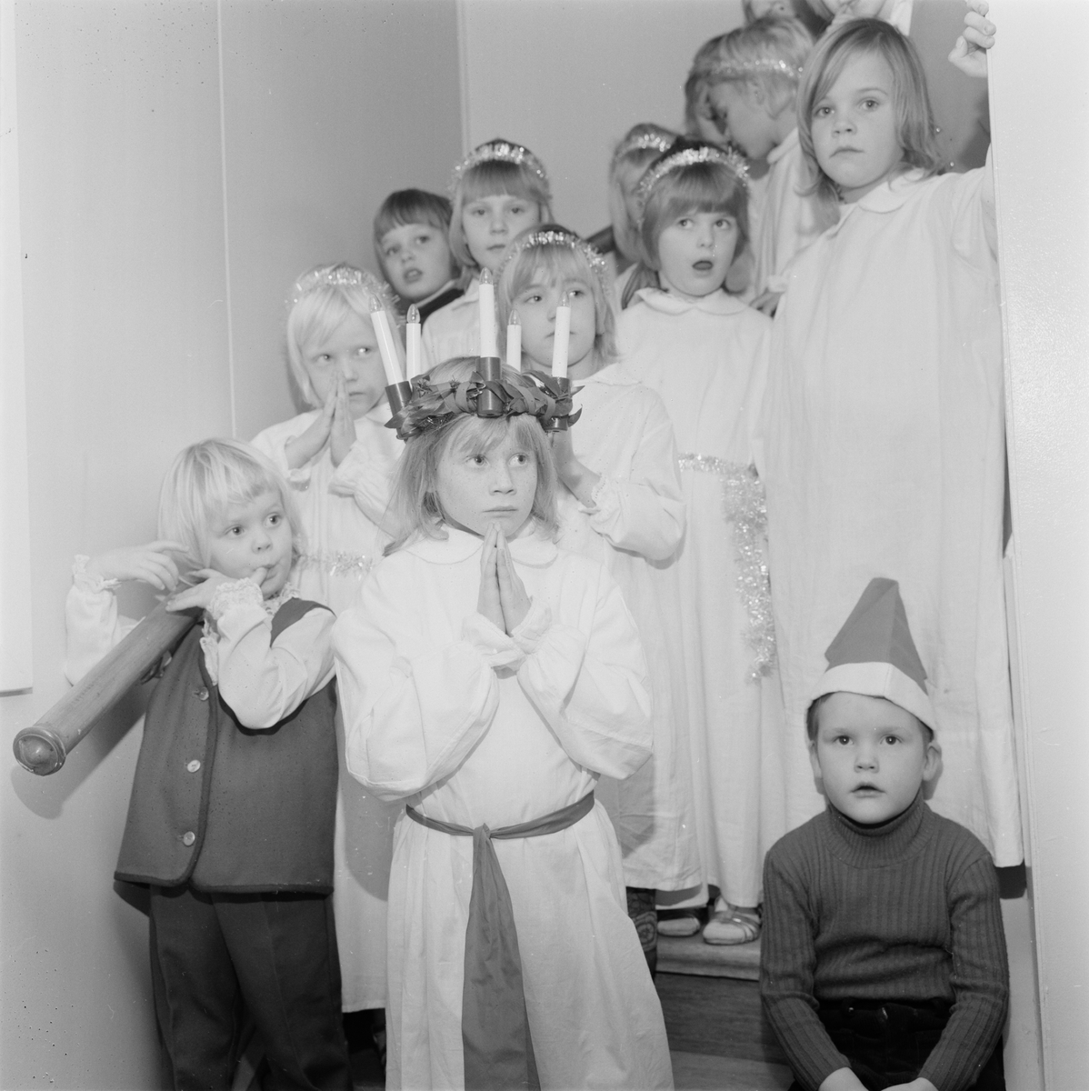 Lucia vid kyrkans barntimme, Tierp, Uppland, december 1971