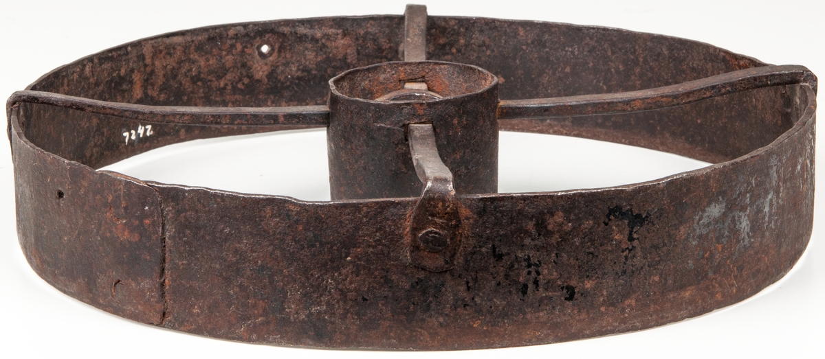 Kakform för runda bröd. Ring med kors och liten ring i mitten.  Järn.