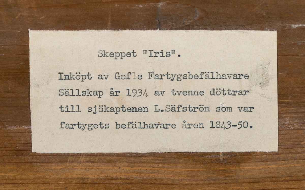 Akvarell och gouache på papper, med målad ram av bladguld. Glasad och med bred, mörkbetsad och lackad träram utan dekorationer, kilad i de fyra hörnen.
Motiv: Segelfartyget "Iris" till havs. "Iris", en tremastad bark, avbildas två gånger. Till vänster ses babord snett framifrån. Till höger bild av babord och akter med blågul flagga. Fartyget brunsvart med talrika, brunvita råsegel. Havet vitskummande och mörkblått. Himlen ljusblå med mjuka, vita moln, antydan till åskmoln. Bilden kantad av guldband och längst ned guldbokstäver "Gefle - L. Säfström 1844". Signatur till vänster "...D.A. Teüpken...Amsterdam. Två etiketter på baksidan, en med holländsk text, den andra med svensk förvärvshistorik.  Tavlan målad av D.A. Teüpken, Amsterdam, Holland.