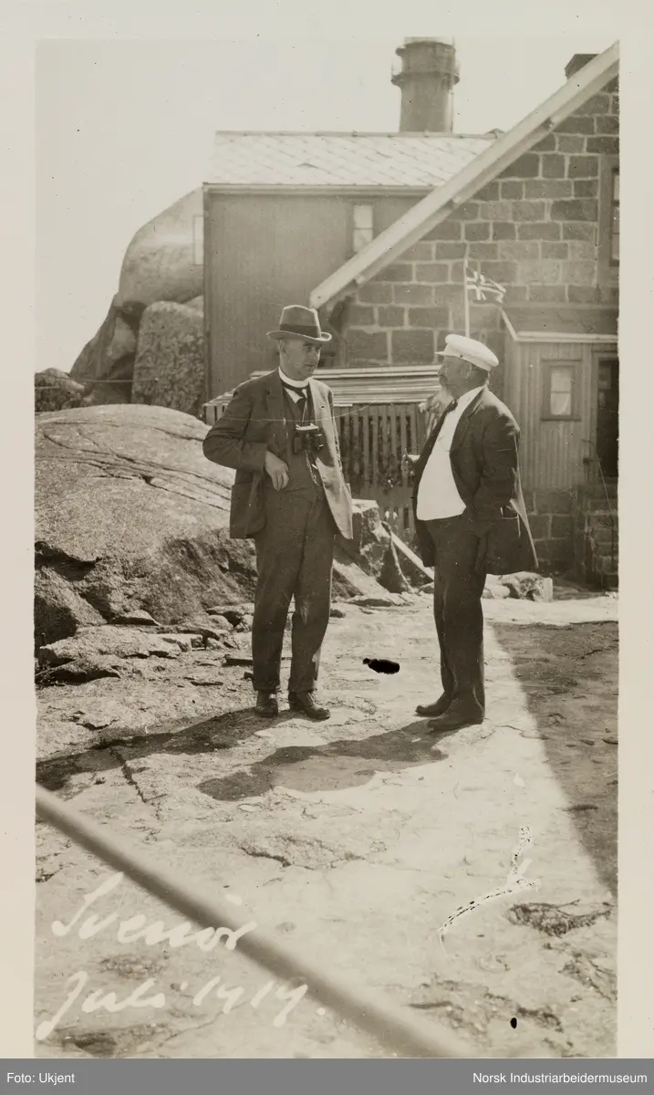 To menn på Svenner (Svenør) fyr i 1919