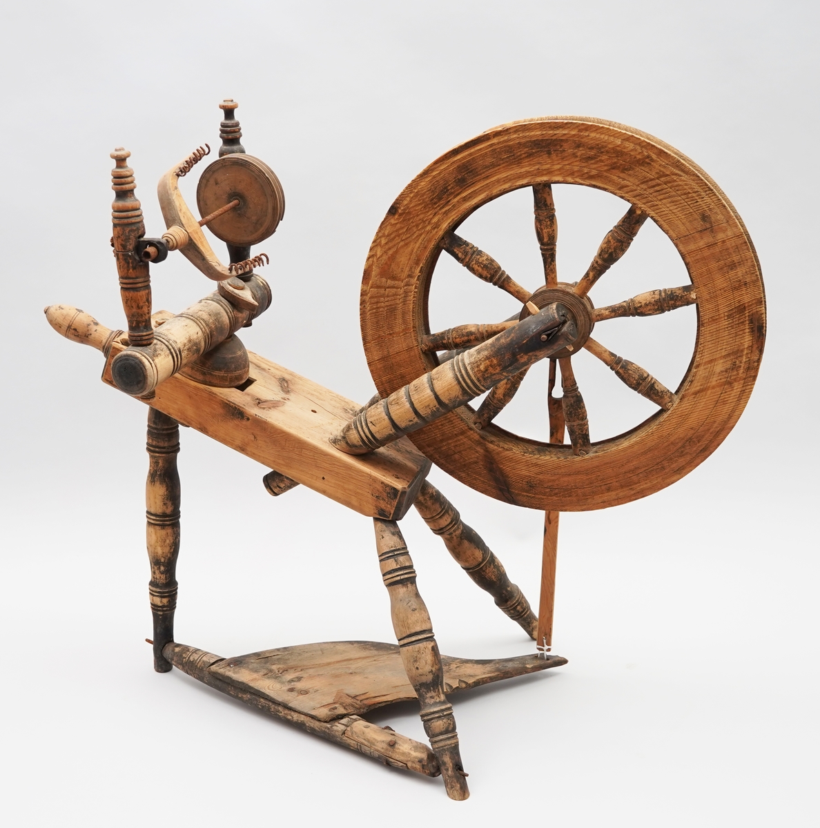 Hjulrokk med skrått, enkelt bryst. Åtte spilar i hjulet. Tre bein. Trøe. Ein tein er sett mellom jomfruane, og ein tein er hengt på. Mange delar er dreia.