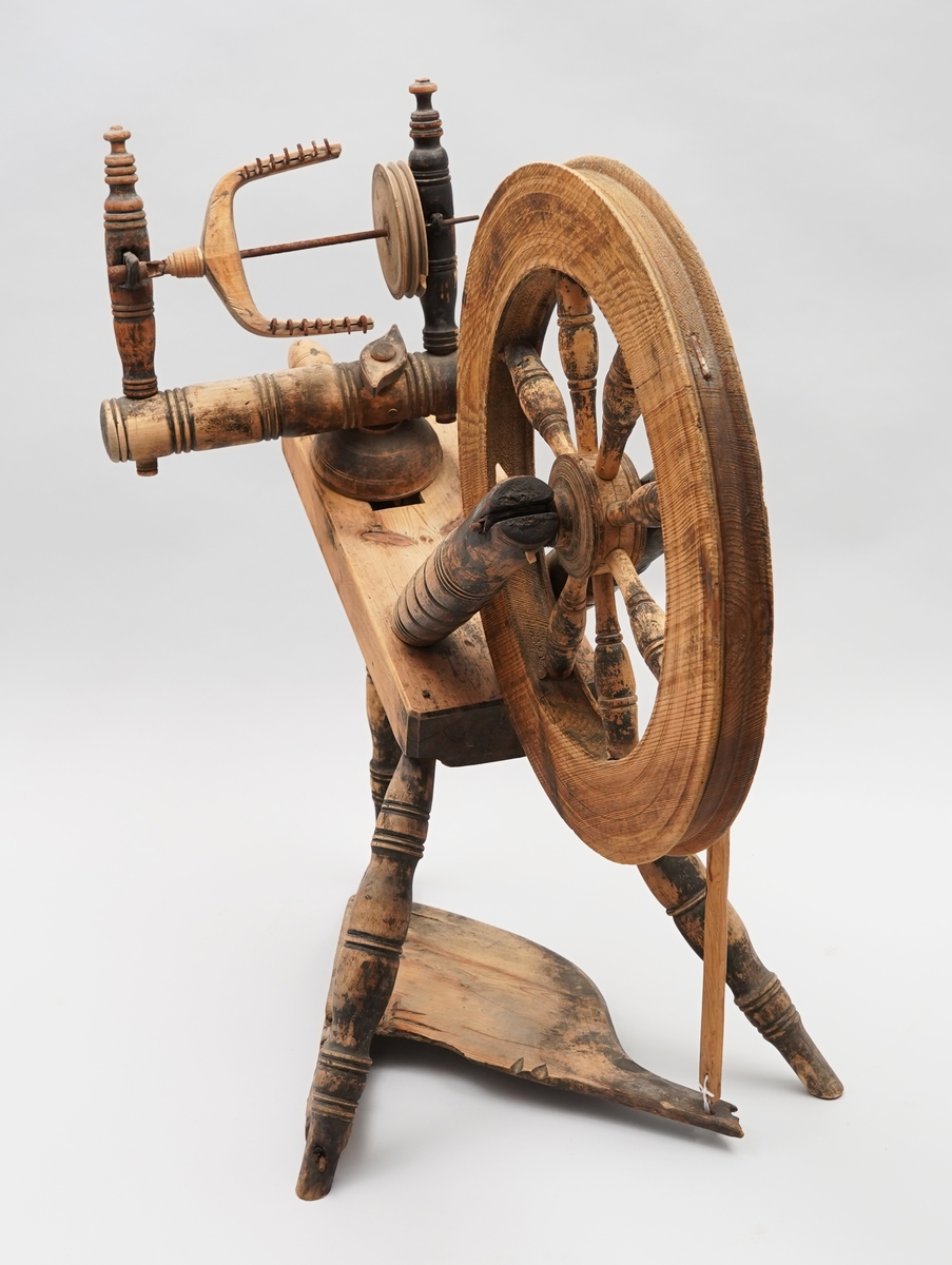 Hjulrokk med skrått, enkelt bryst. Åtte spilar i hjulet. Tre bein. Trøe. Ein tein er sett mellom jomfruane, og ein tein er hengt på. Mange delar er dreia.