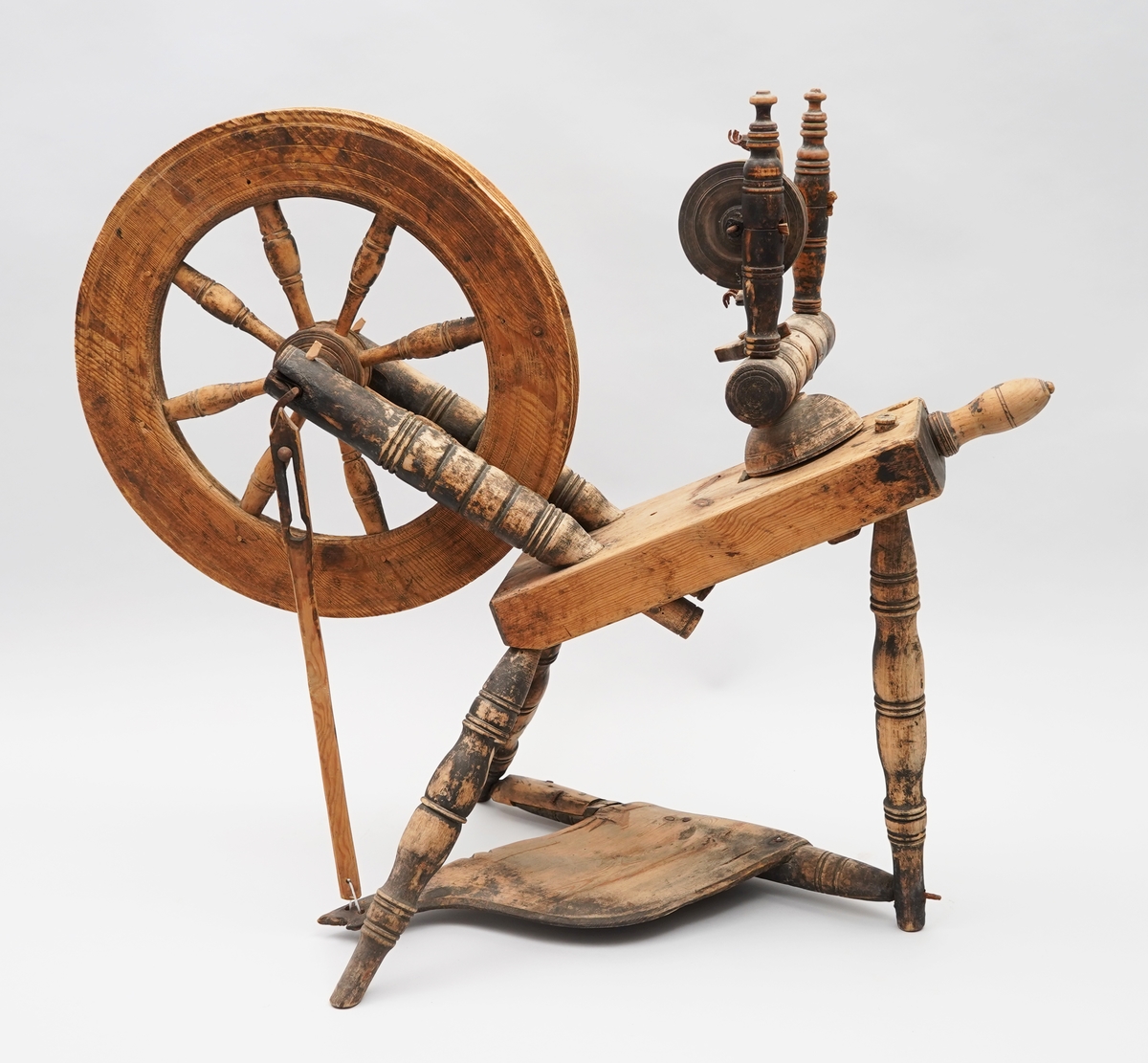 Hjulrokk med skrått, enkelt bryst. Åtte spilar i hjulet. Tre bein. Trøe. Ein tein er sett mellom jomfruane, og ein tein er hengt på. Mange delar er dreia.