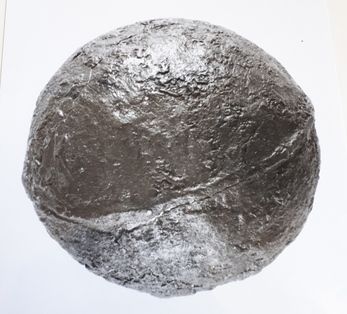 Kanonkula av gjutjärn med gjutskarv. Utrostad.