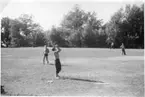 Män i kortbyxor eller bar överkropp spelar baseball på Åsavallen, Grännaberget.