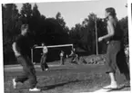 Män som spelar baseball på Åsavallen, Grännaberget. I bakgrunden ett fotbollsmål och dansbanan.